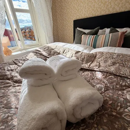 Lofoten Town I Sleeps 9 * Leknes